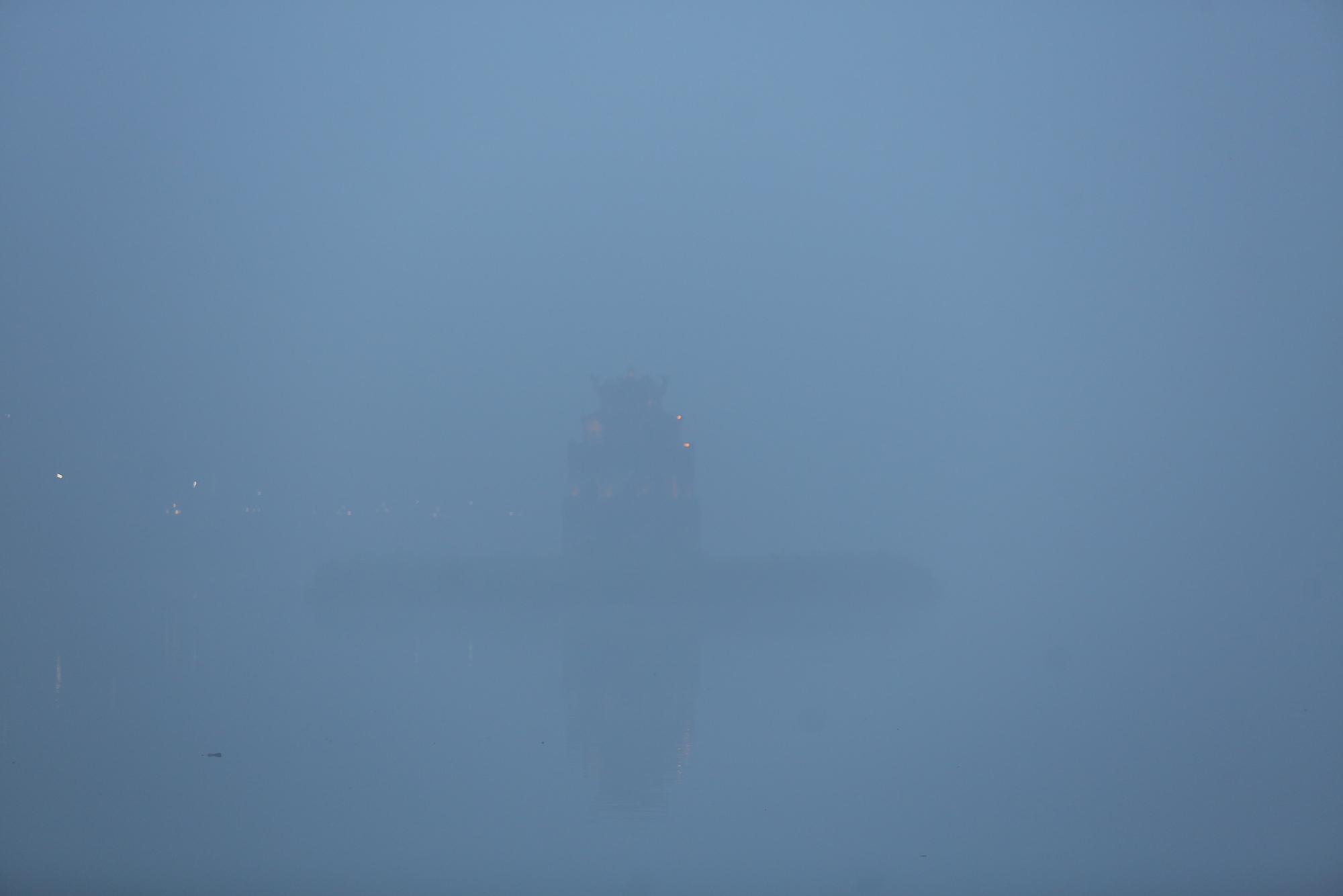 Bầu trời Hà Nội trắng xóa sương mù, bụi mịn, ô nhiễm không khí hàng đầu thế giới- Ảnh 9.