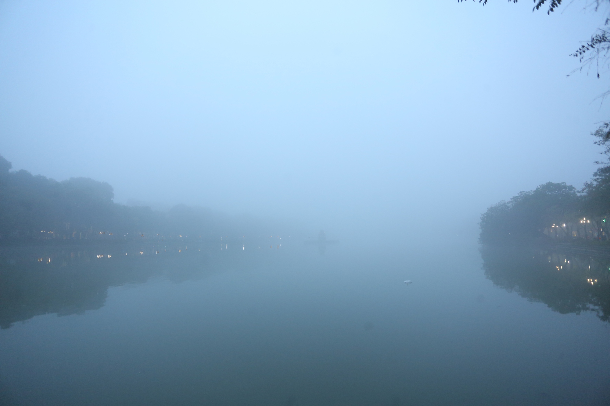 Bầu trời Hà Nội trắng xóa sương mù, bụi mịn, ô nhiễm không khí hàng đầu thế giới- Ảnh 7.