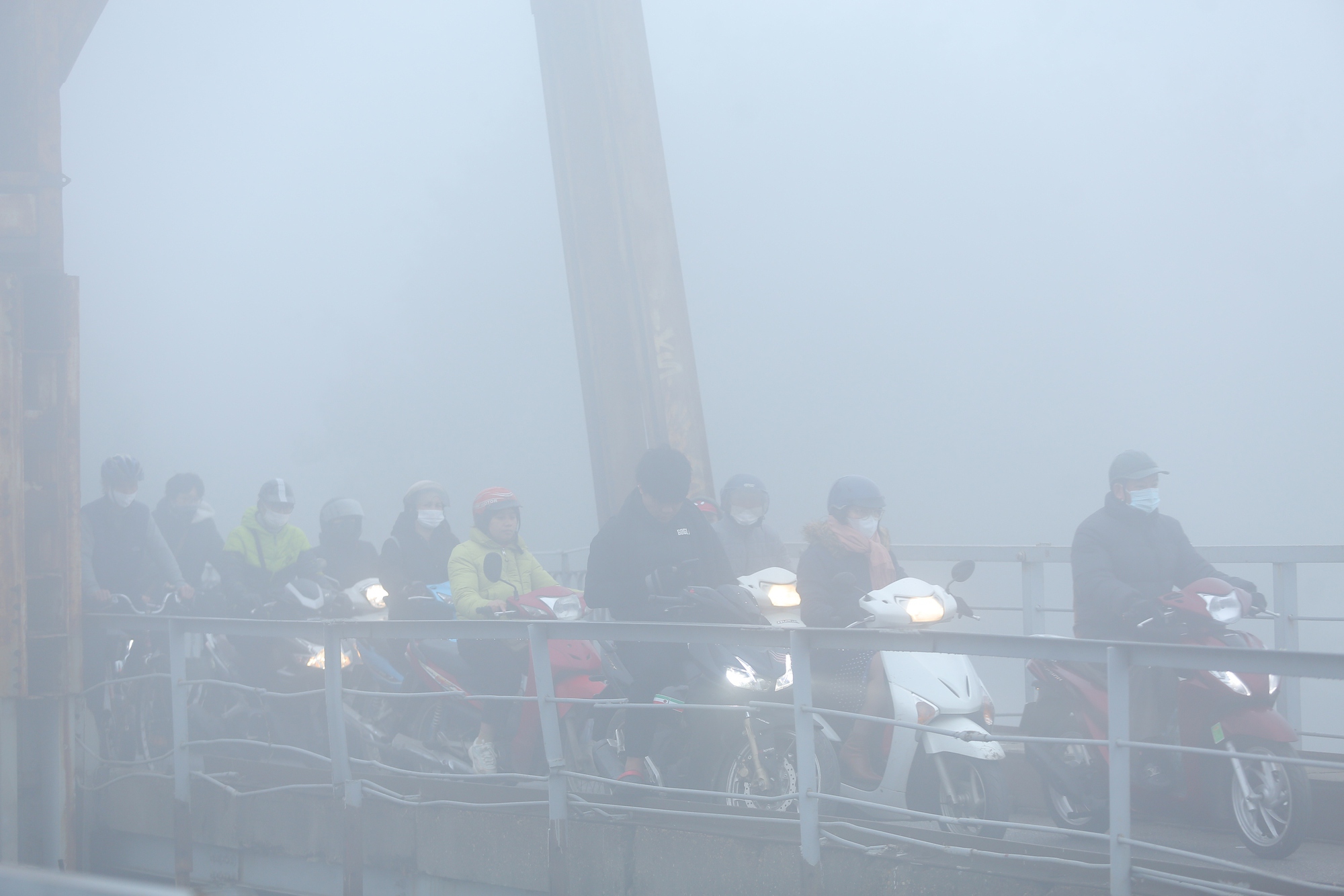 Bầu trời Hà Nội trắng xóa sương mù, bụi mịn, ô nhiễm không khí hàng đầu thế giới- Ảnh 10.