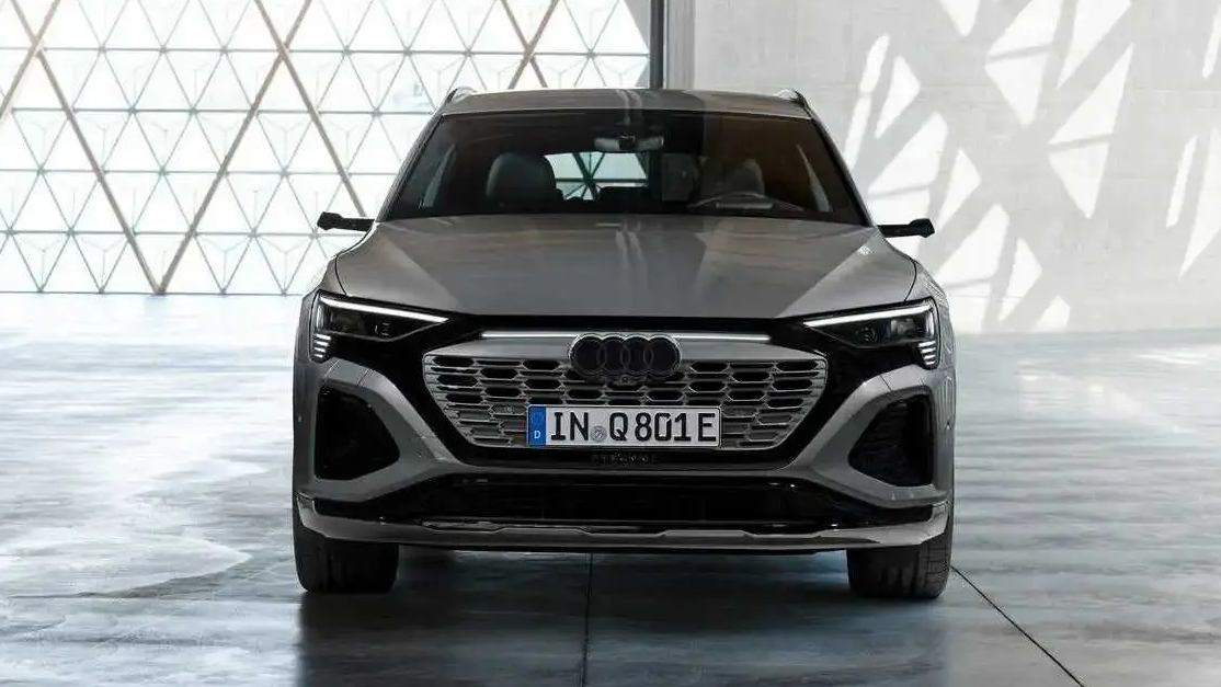 Audi Q8 e-tron lên lịch về Việt Nam giữa năm nay: Giá dự kiến 3,8 tỷ, chạy gần 600km/sạc, tương thích hơn 100 trạm sạc- Ảnh 2.