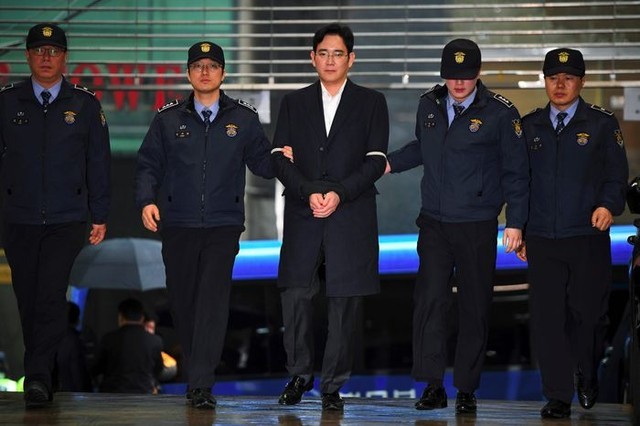 Những ngày tháng khó khăn nhất của Chủ tịch Samsung: Điều hành tập đoàn từ phòng giam rộng 6,3m2, tuần nào cũng ra tòa trong suốt hơn 3 năm- Ảnh 1.