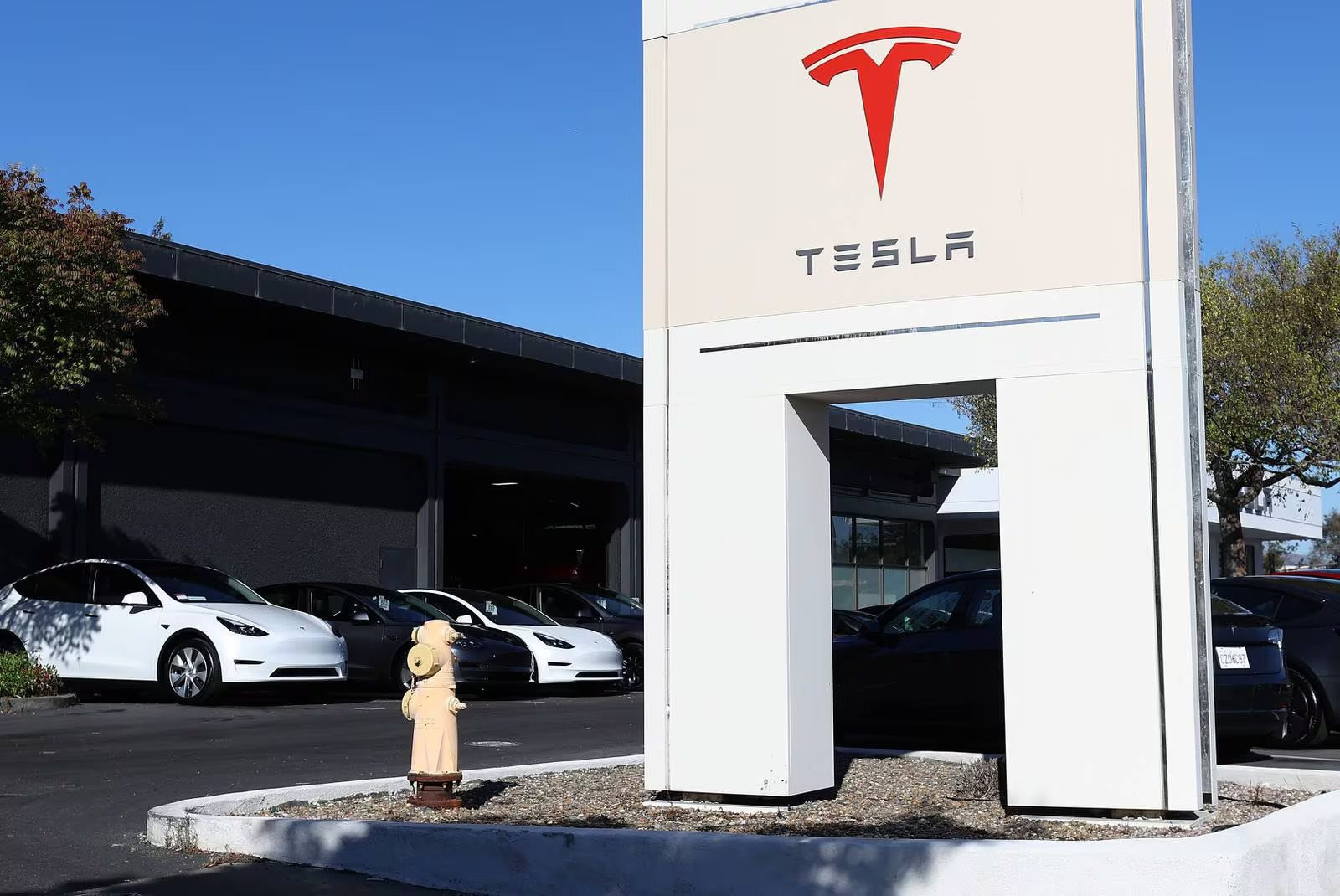 Vận đen đeo bám Elon Musk, Tesla thông báo đợt thu hồi lớn nhất trong lịch sử, gần như toàn bộ xe điện của hãng ở Mỹ bị ảnh hưởng- Ảnh 1.