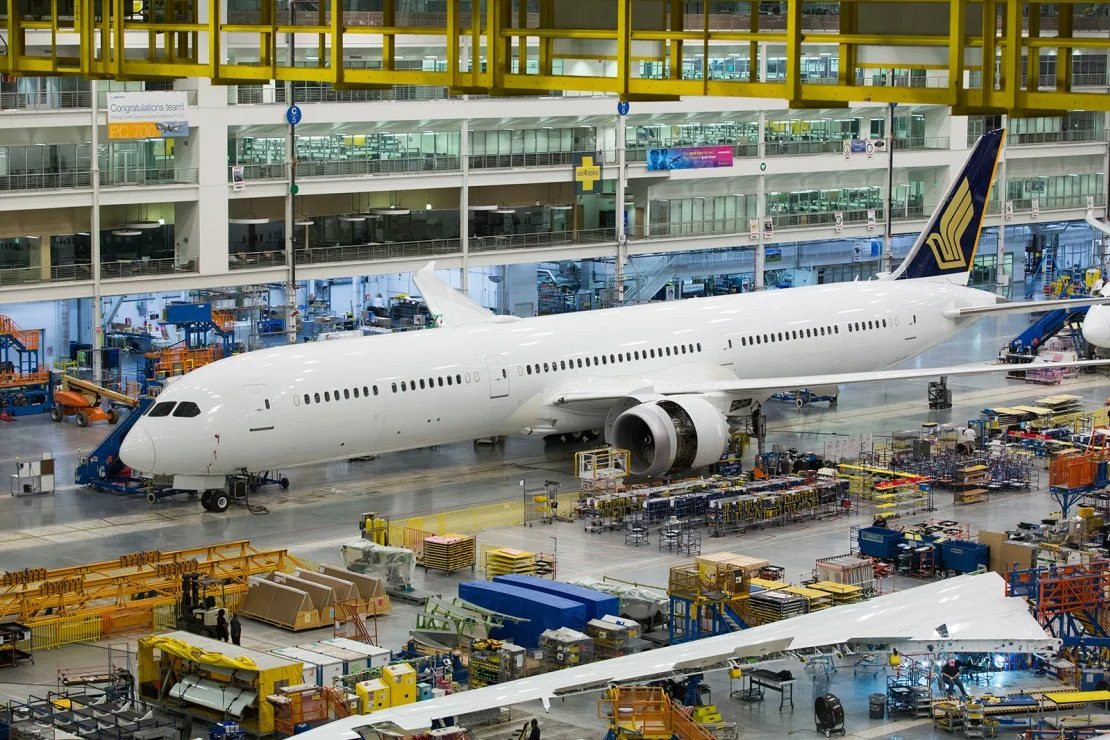 Nguồn cơn cho sự cẩu thả của Boeing: Máy bay thiếu bu lông; bên trong đầy rác và chai rượu rỗng vẫn giao cho khách hàng chính phủ- Ảnh 1.
