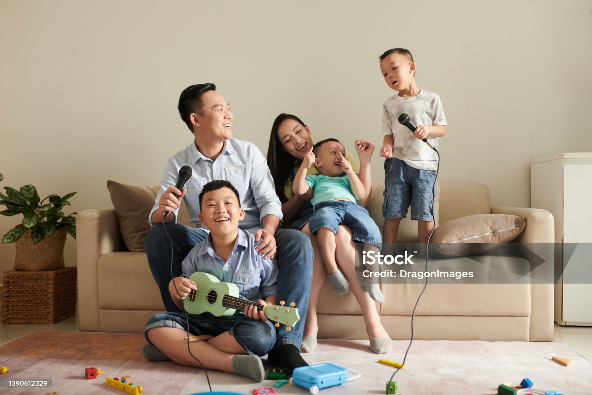 Tết hát karaoke quá 1 tiếng/ngày có thể khiến cả nhà bị tòe lông ốc tai, hiện chưa có thuốc chữa- Ảnh 9.