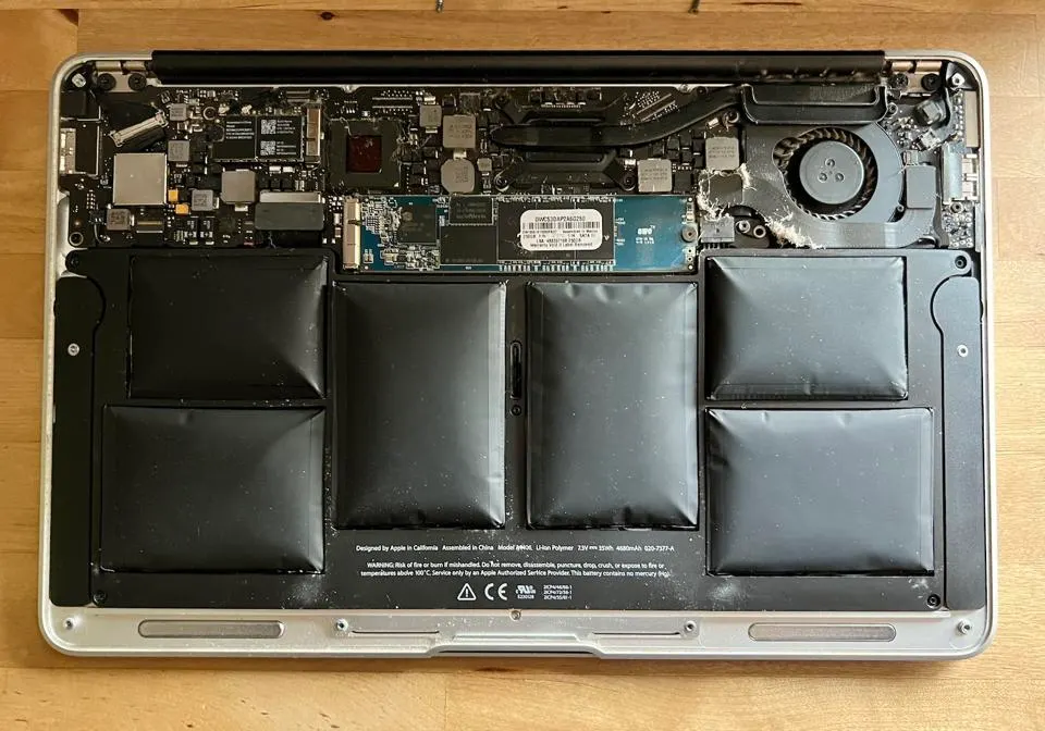 "Nếu không mở ra xem bên trong, MacBook của tôi có lẽ đã phát nổ": Thứ hiện ra trước mắt thật khó tin- Ảnh 2.