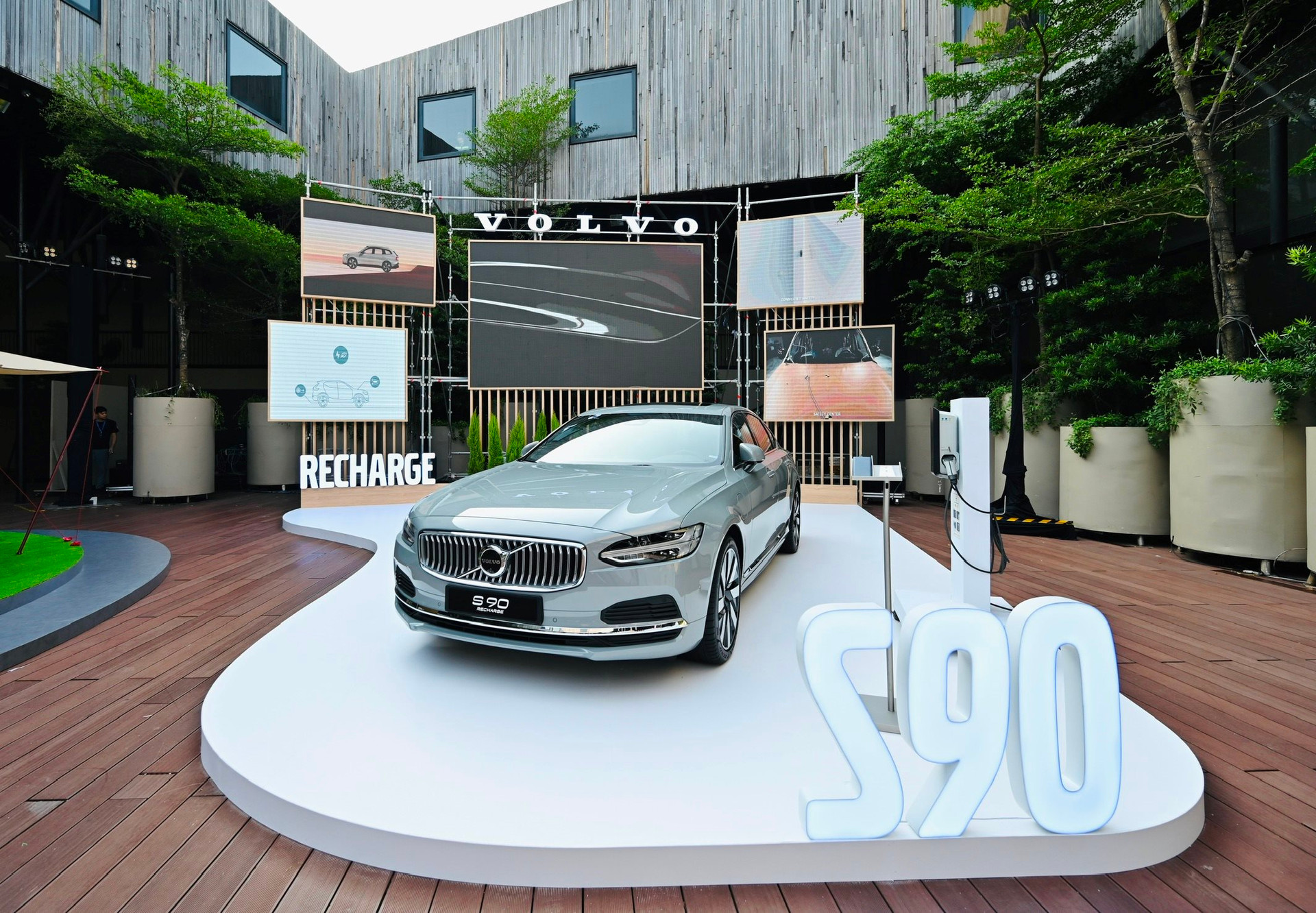 Volvo ra mắt S90 Recharge tại Việt Nam, mẫu ô tô "uống xăng" ít hơn cả xe máy, giá gần 3 tỷ đồng- Ảnh 1.