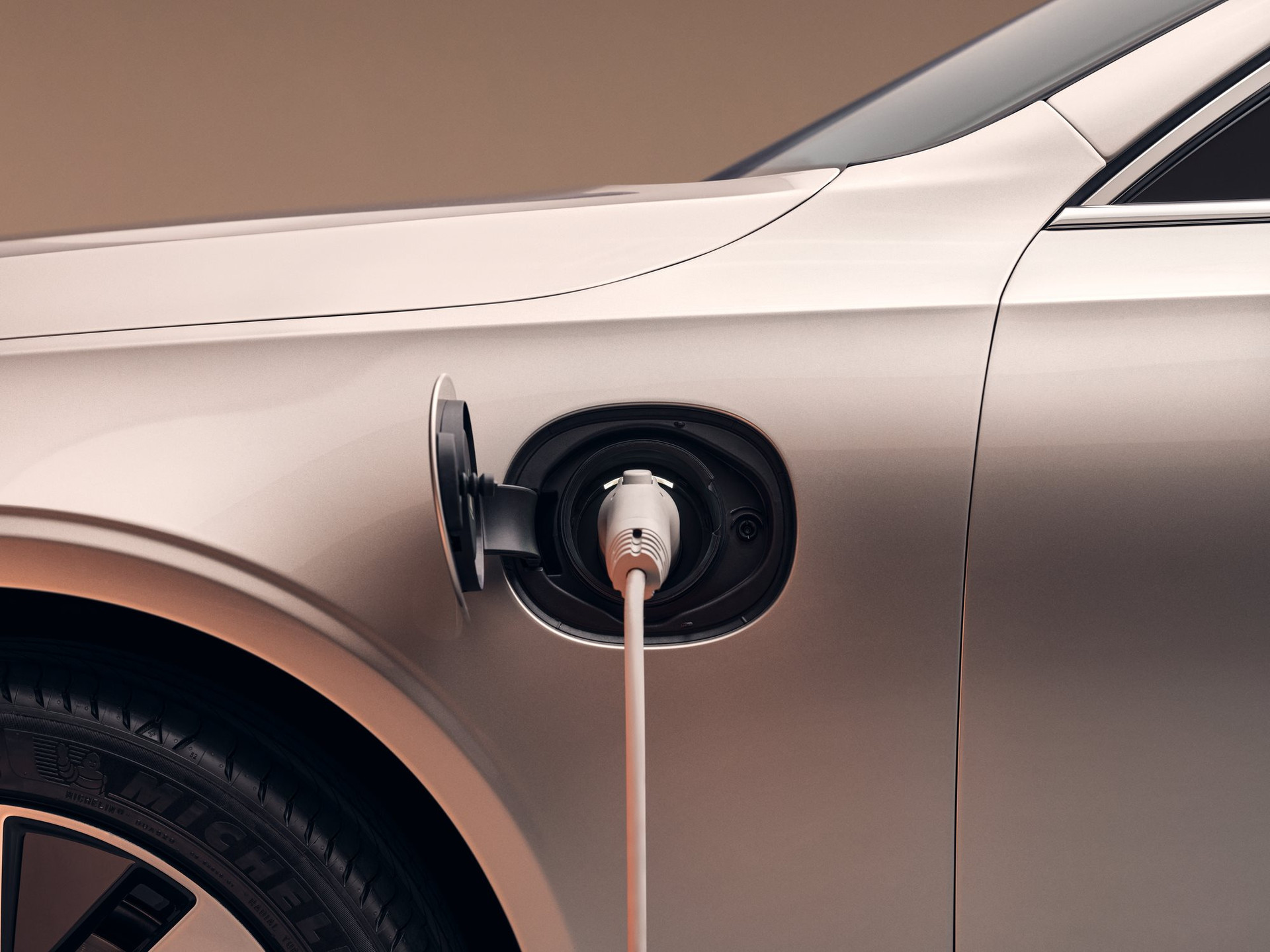 Volvo ra mắt S90 Recharge tại Việt Nam, mẫu ô tô "uống xăng" ít hơn cả xe máy, giá gần 3 tỷ đồng- Ảnh 5.