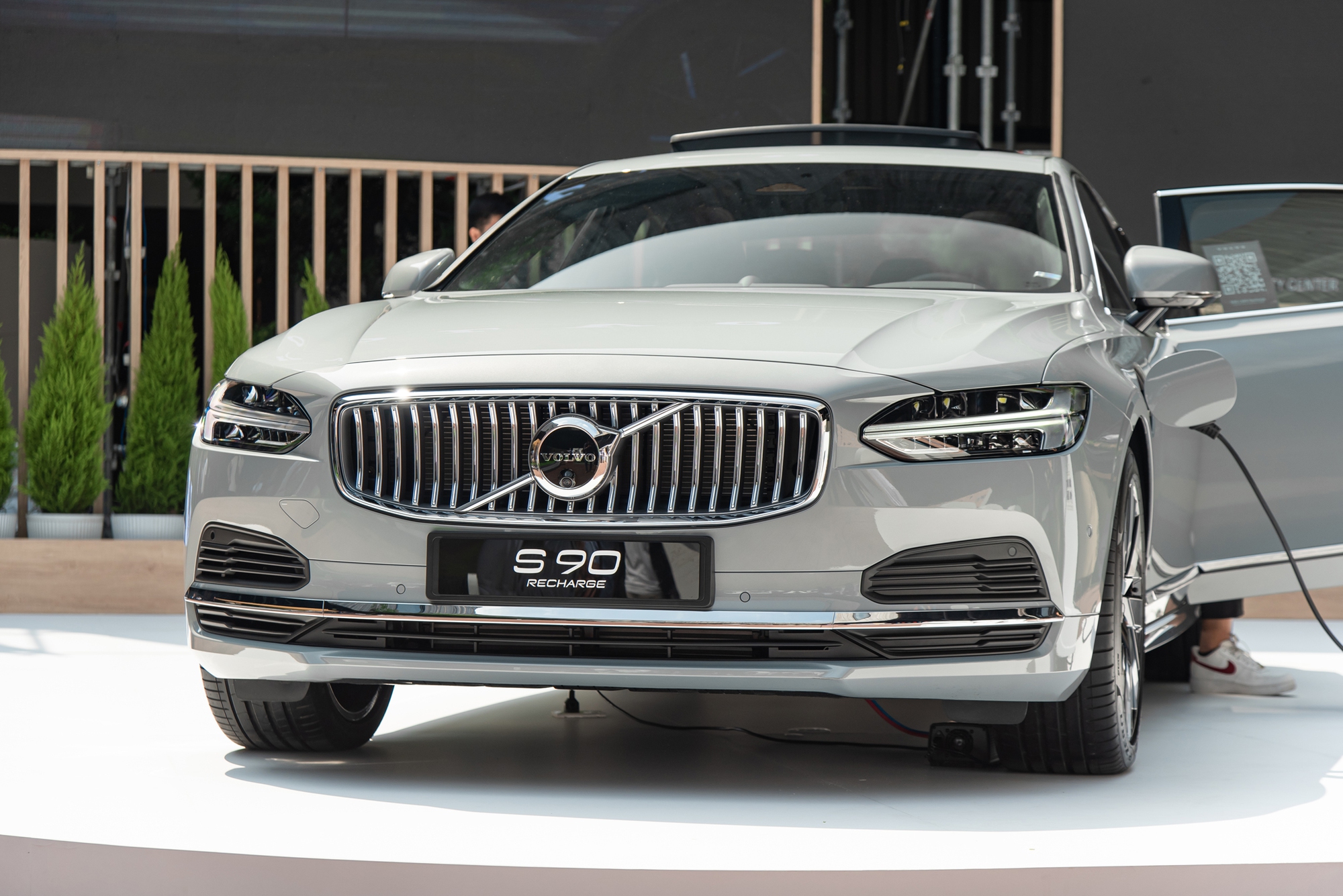 Chi tiết Volvo S90 Recharge vừa ra mắt: Giá 2,89 tỷ đồng, sedan hạng sang cỡ trung rộng và mạnh nhất Việt Nam- Ảnh 3.