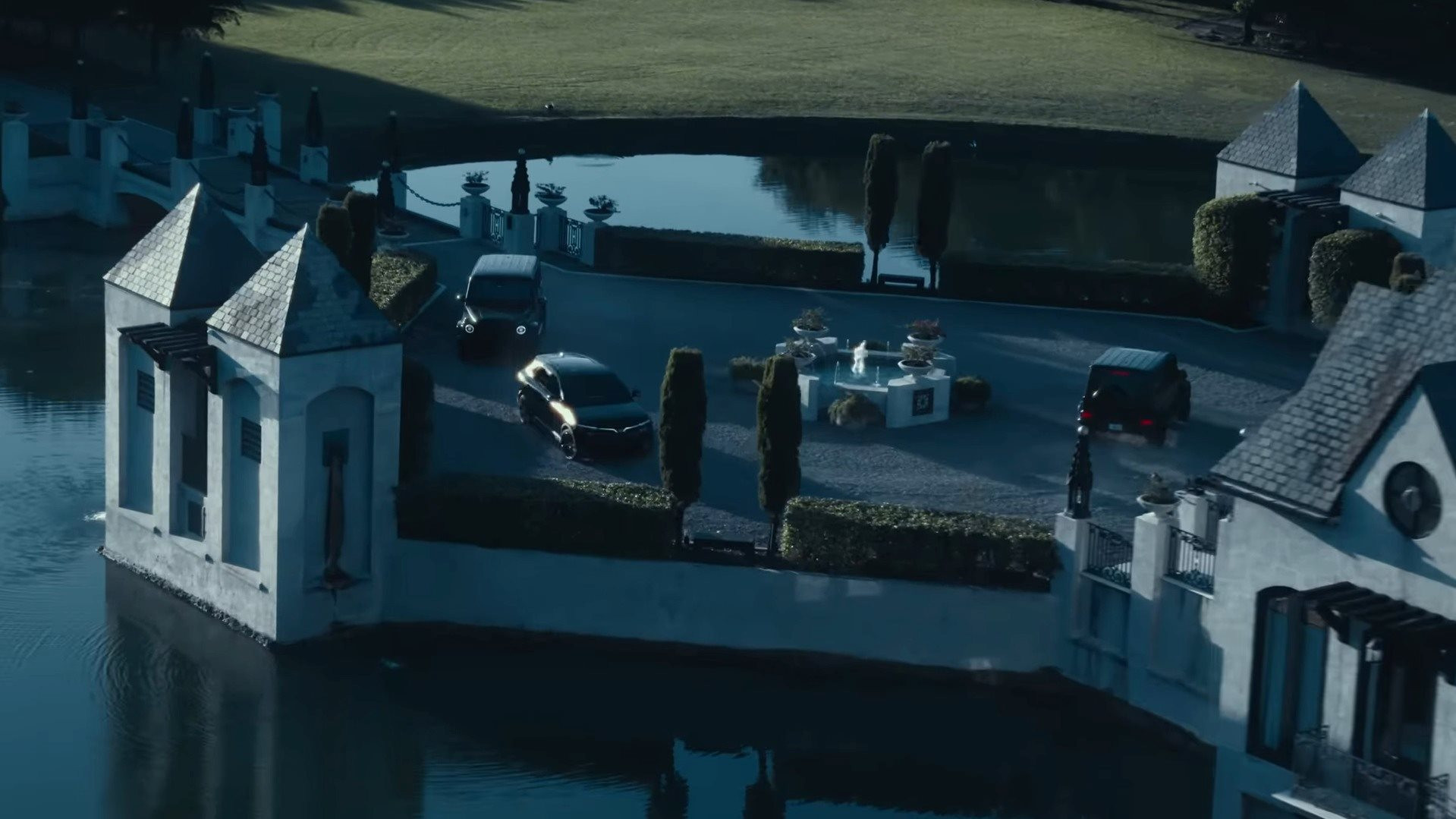 VinFast VF 8 xuất hiện cực ngầu trong MV ca nhạc của 'ông hoàng tỷ view' J Balvin, được hộ tống bằng 2 chiếc Mercedes G63- Ảnh 1.