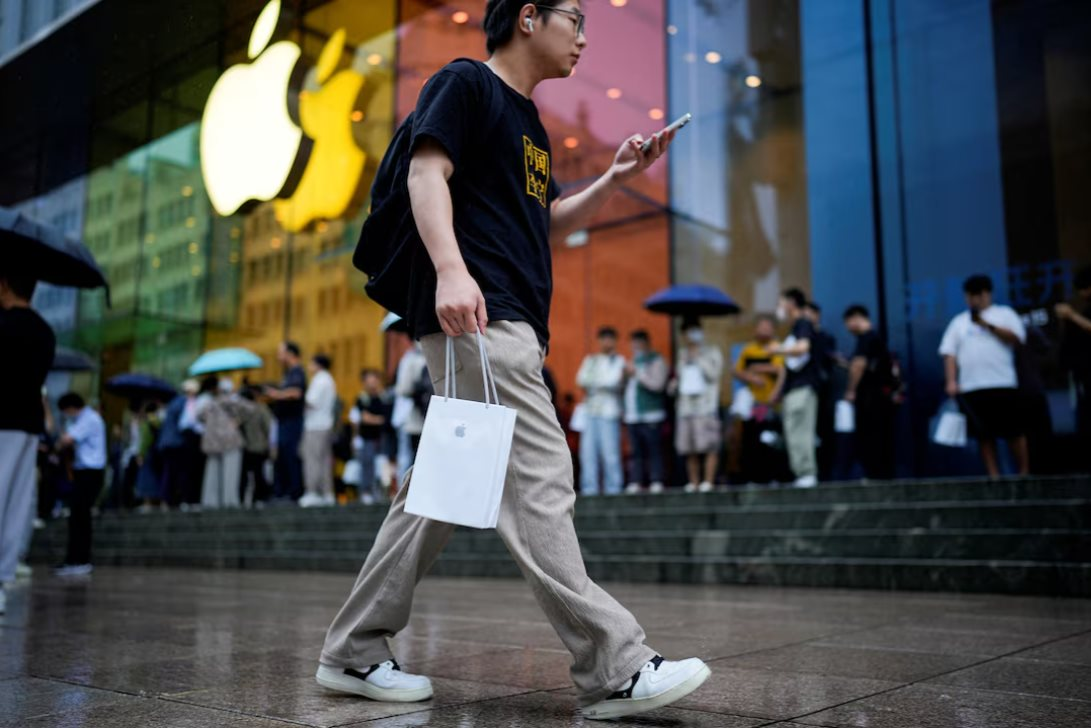 Doanh số sụt giảm, Tim Cook vội vàng tới Trung Quốc khi Apple chuẩn bị mở thêm cửa hàng mới- Ảnh 1.