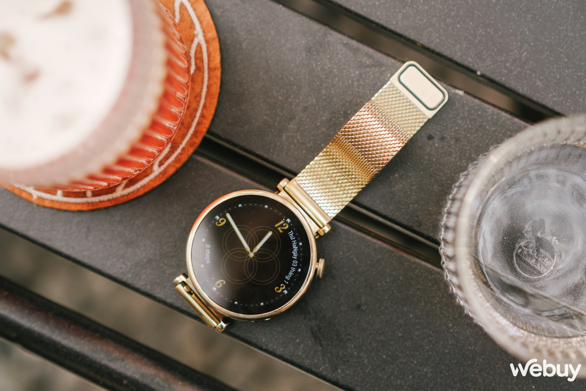 Smartwatch nữ Huawei Watch GT4 có thêm phiên bản dây Gold Milanese: Đeo sang và 'đầm' tay hơn- Ảnh 1.