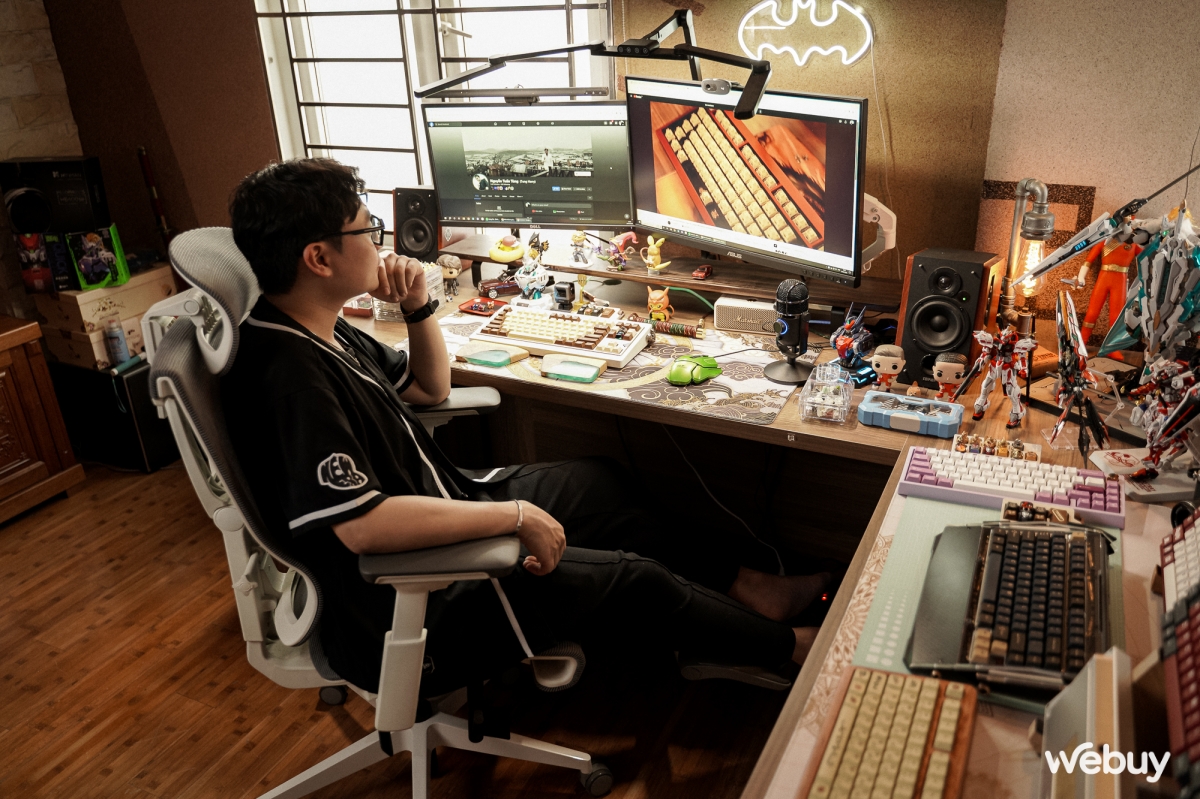 YouTuber tại Hà Nội với góc làm việc 'cả trăm triệu' tiền Gundam và bàn phím cơ- Ảnh 3.