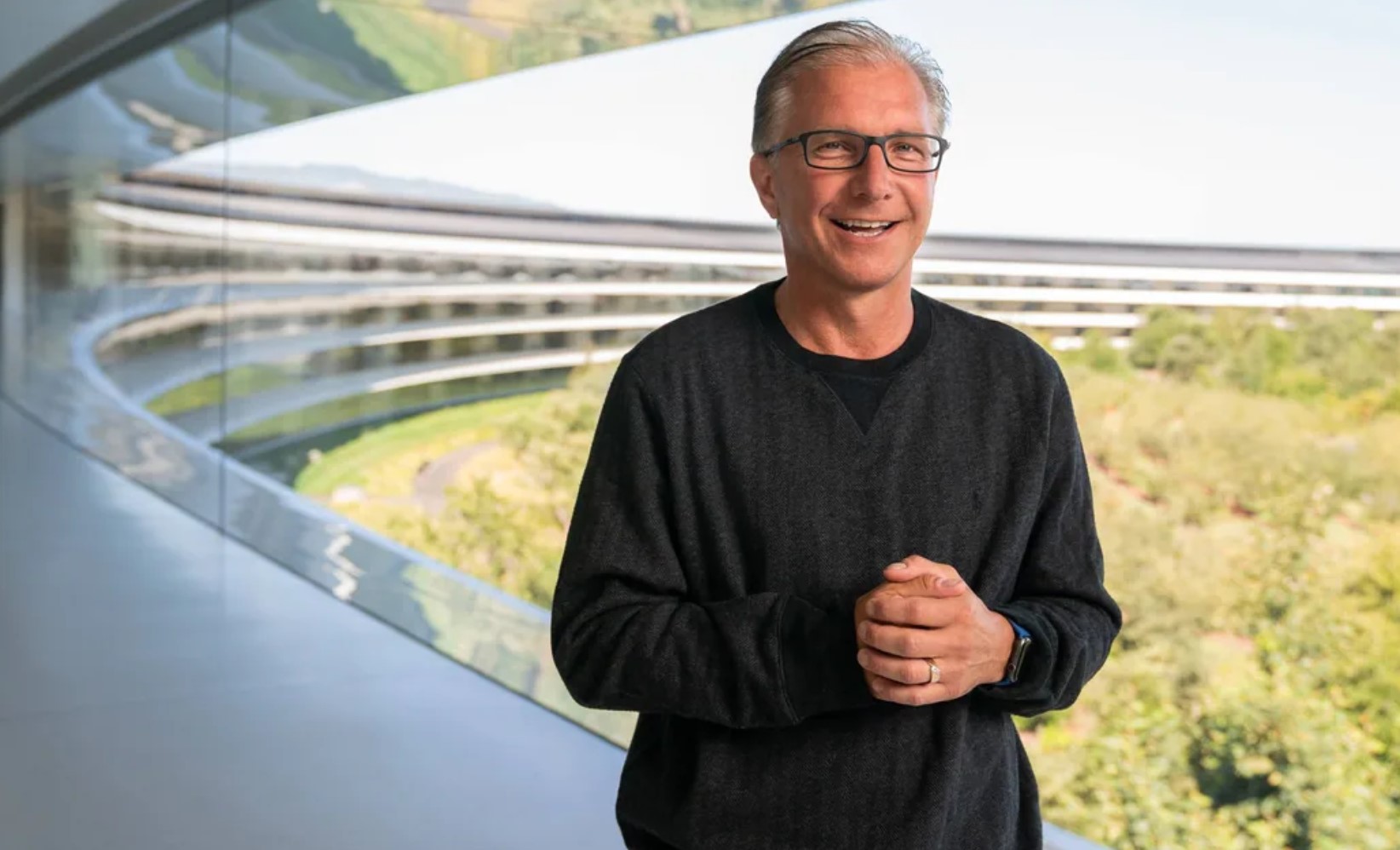 Phó chủ tịch cấp cao Marketing toàn cầu của Apple "bóng gió" về sự xuất hiện của AI tại WWDC24- Ảnh 1.