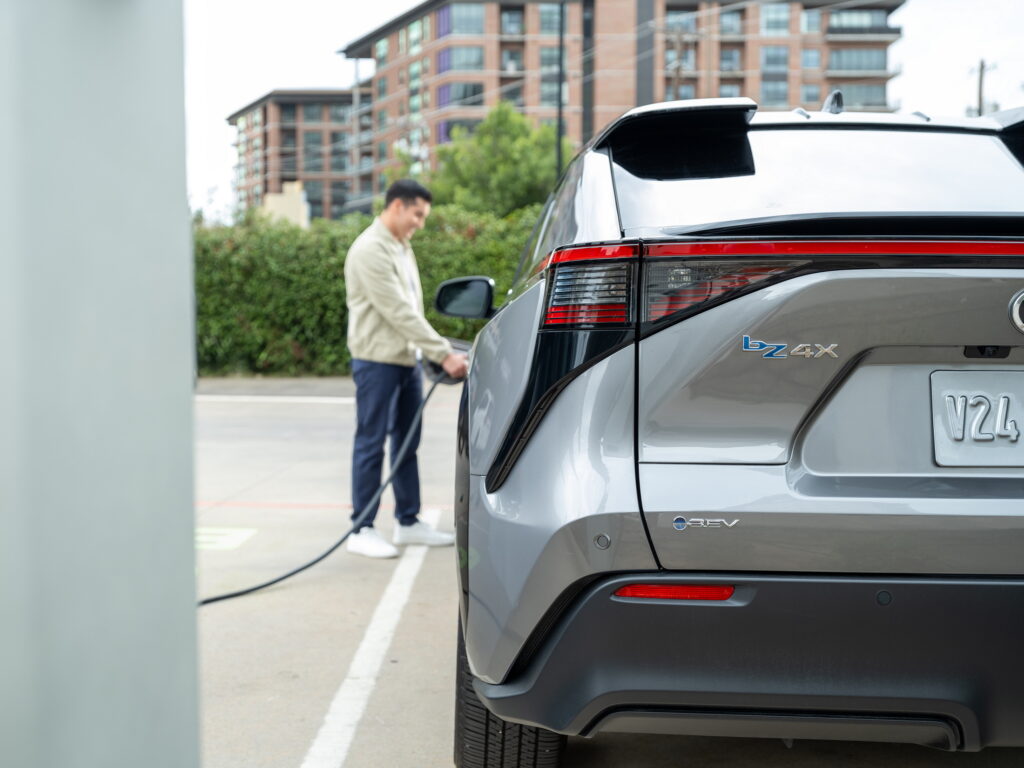 Sếp Toyota: "Thà mua tín chỉ carbon còn hơn đầu tư lãng phí vào xe điện"- Ảnh 2.