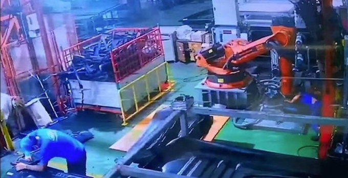 Robot ''tấn công'' tàn bạo khiến kỹ sư tại nhà máy Thái Lan tử vong, camera an ninh ghi lại toàn bộ diễn biến gây ám ảnh- Ảnh 1.
