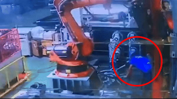 Robot ''tấn công'' tàn bạo khiến kỹ sư tại nhà máy Thái Lan tử vong, camera an ninh ghi lại toàn bộ diễn biến gây ám ảnh- Ảnh 2.