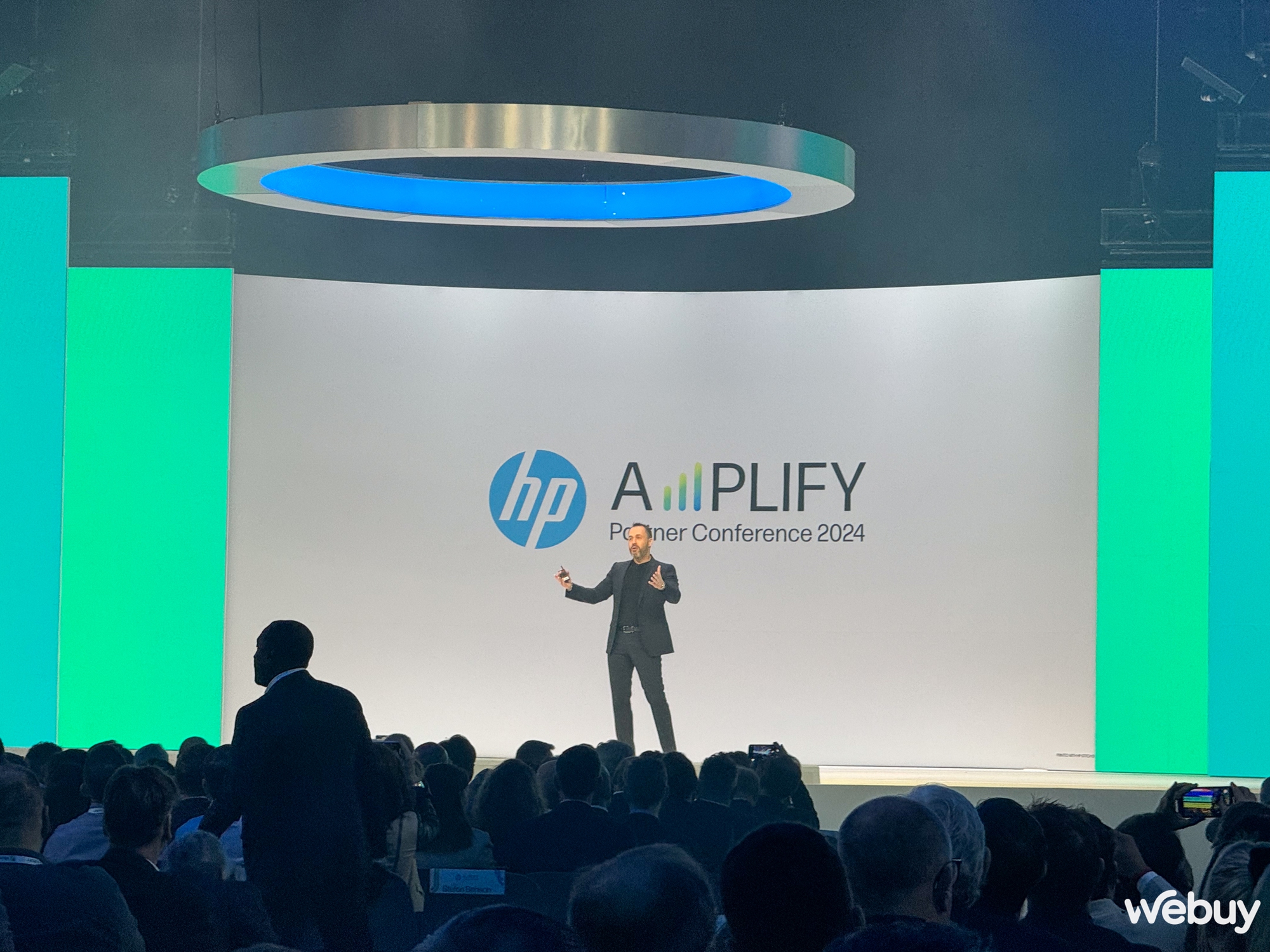 Phó chủ tịch HP Kobi Elbaz tại HP Amplify Partner Conference 2024 diễn ra ở Las Vegas.jpg