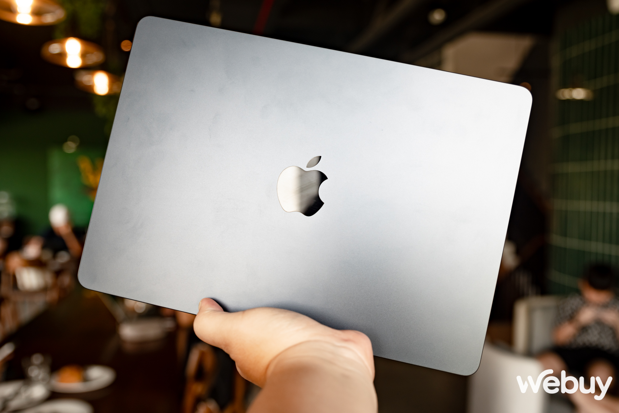 Ảnh thực tế MacBook Air mới ra mắt: Thiết kế không đổi, chip Apple M3 mạnh hơn, giá chính hãng từ 27,99 triệu đồng- Ảnh 4.