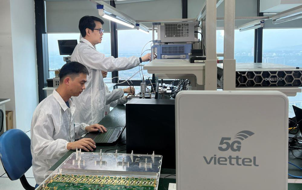 Viettel vượt qua VNPT và Mobifone trúng đấu giá băng tần để triển khai 5G - Ảnh 1.