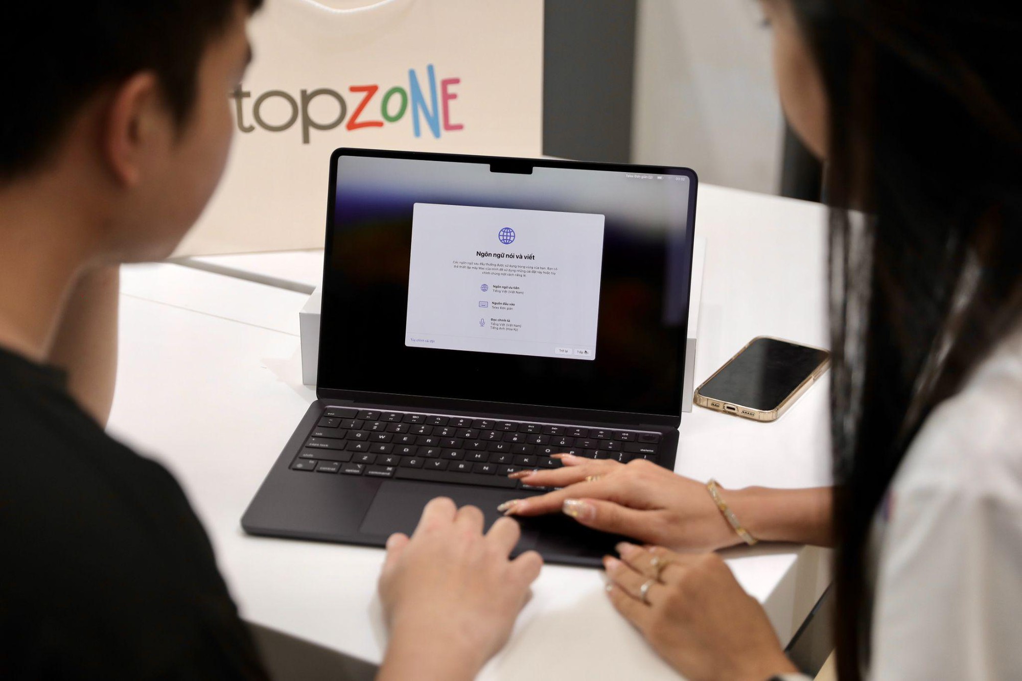 Trên tay MacBook Air M3 tại TopZone: chip M3 mạnh mẽ, thiết kế đẳng cấp, màu mới, hỗ trợ AI- Ảnh 3.