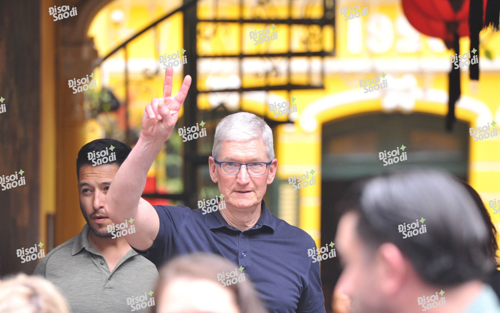 HOT: Những hình ảnh đầu tiên của CEO Apple Tim Cook tại Việt Nam - rời khách sạn 5 sao, đi cafe phố cổ- Ảnh 1.