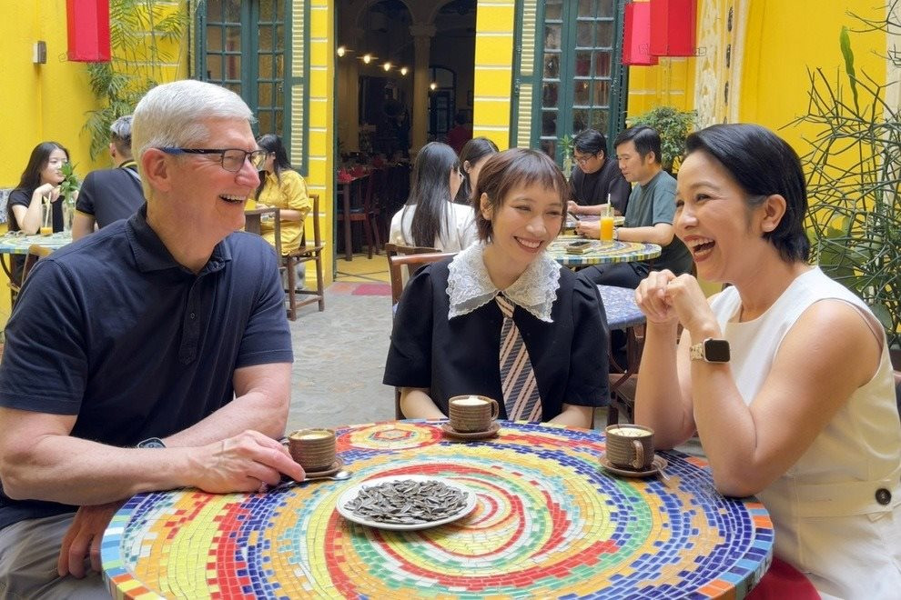 CEO Tim Cook nhận tin 'sét đánh' trong ngày vi vu cà phê trứng Hà Nội: Doanh số iPhone giảm gần 2 chữ số, mất luôn ngôi vị top 1 thị trường- Ảnh 1.