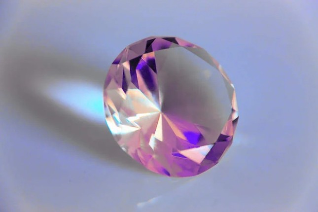 Giới khoa học lần đầu chế tạo kim cương từ hoa mẫu đơn đỏ- Ảnh 1.