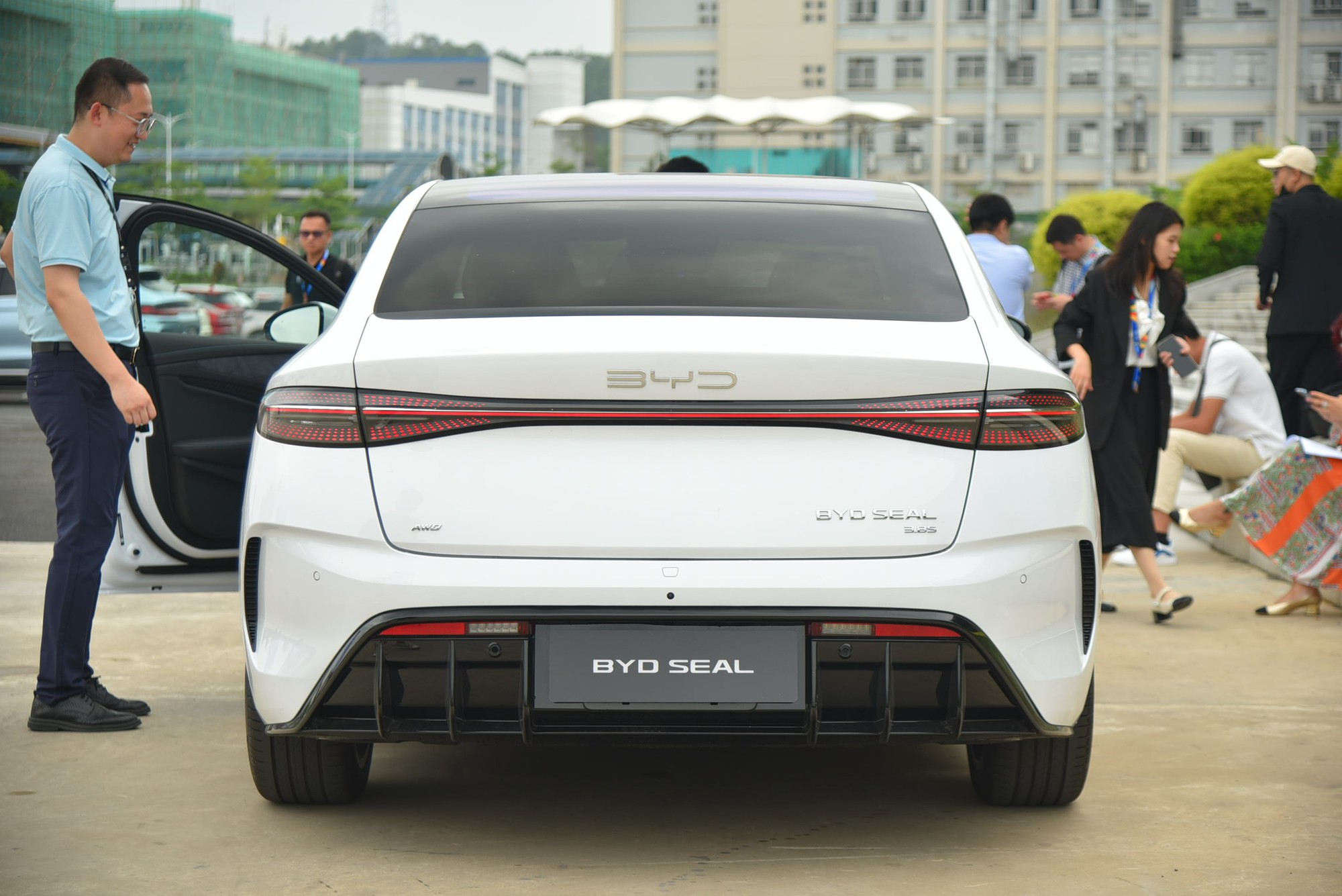 BYD Seal sắp về Việt Nam, bộ ảnh thực tế này cho thấy mẫu sedan ngang cỡ Camry này có gì 'hot' để chờ đợi- Ảnh 17.