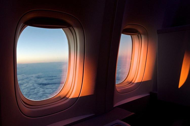 Vì sao cửa sổ trên máy bay lại có hình oval chứ ko phải hình vuông?- Ảnh 1.