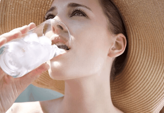 Uống nước đá giải nhiệt mùa nóng coi chừng rước đủ bệnh vào thân- Ảnh 2.