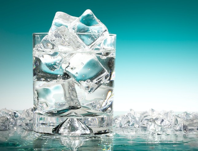 Uống nước đá giải nhiệt mùa nóng coi chừng rước đủ bệnh vào thân- Ảnh 1.