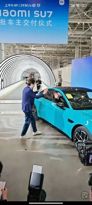 Bàn giao những chiếc xe điện đầu tiên, CEO Xiaomi Lôi Quân hào hùng tuyên bố: "Từ hôm nay, Xiaomi chính thức trở thành nhà sản xuất ô tô"- Ảnh 5.