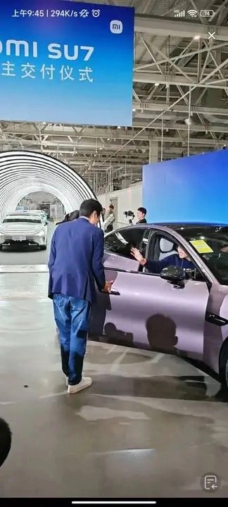 Bàn giao những chiếc xe điện đầu tiên, CEO Xiaomi Lôi Quân hào hùng tuyên bố: "Từ hôm nay, Xiaomi chính thức trở thành nhà sản xuất ô tô"- Ảnh 6.