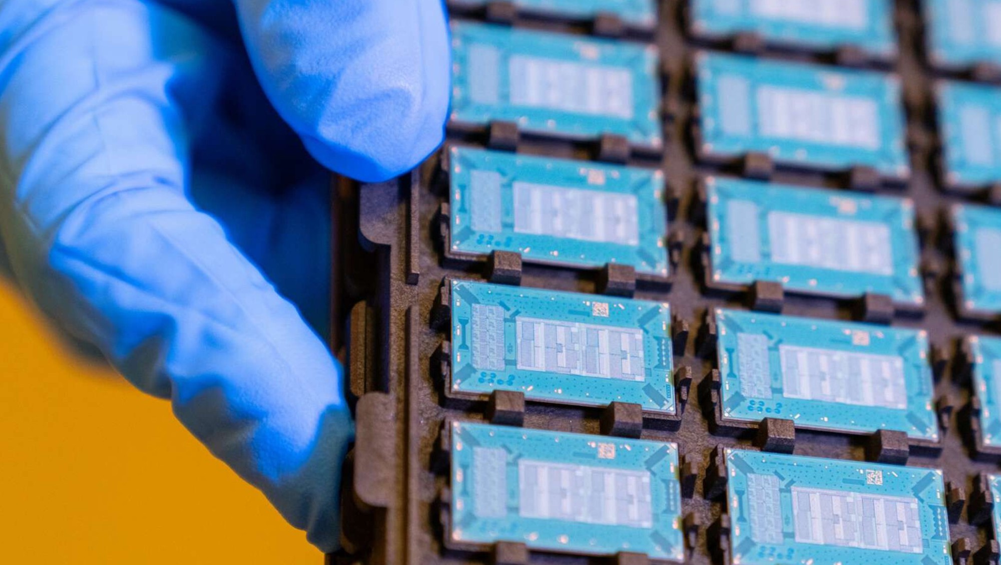 CEO Intel: Hoạt động kinh doanh gia công chip sẽ không có lãi cho đến năm 2030 - Ảnh 1.
