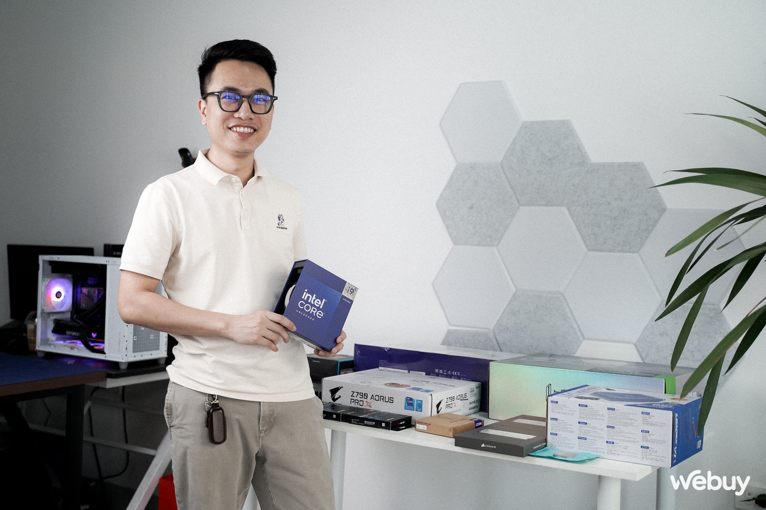 Không gian làm việc đáng mơ ước với người 'mê PC' của Bụt Công Nghệ- Ảnh 1.