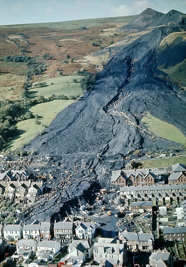 Thảm họa Aberfan qua hình ảnh: Câu chuyện có thật về thảm kịch chấn động xứ Wales năm 1966- Ảnh 1.