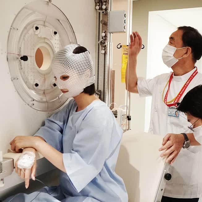 Cỗ máy "làm tan" khối u ung thư ở Nhật Bản: Sử dụng năng lượng nguyên tử, giá 2.000 tỷ VNĐ, nhưng bệnh nhân chỉ tốn 25 triệu đồng để điều trị- Ảnh 2.