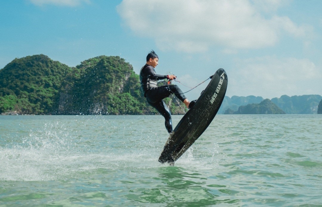 Ván phản lực “gây sốt” ở Hồ Tây có gì hay: Lướt như bay đến 65km/giờ, có chiếc giá hơn 200 triệu- Ảnh 5.