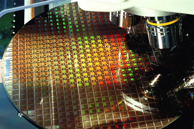 Nga tự phát triển máy quang khắc chip đầu tiên, có khả năng sản xuất chip 350nm- Ảnh 2.