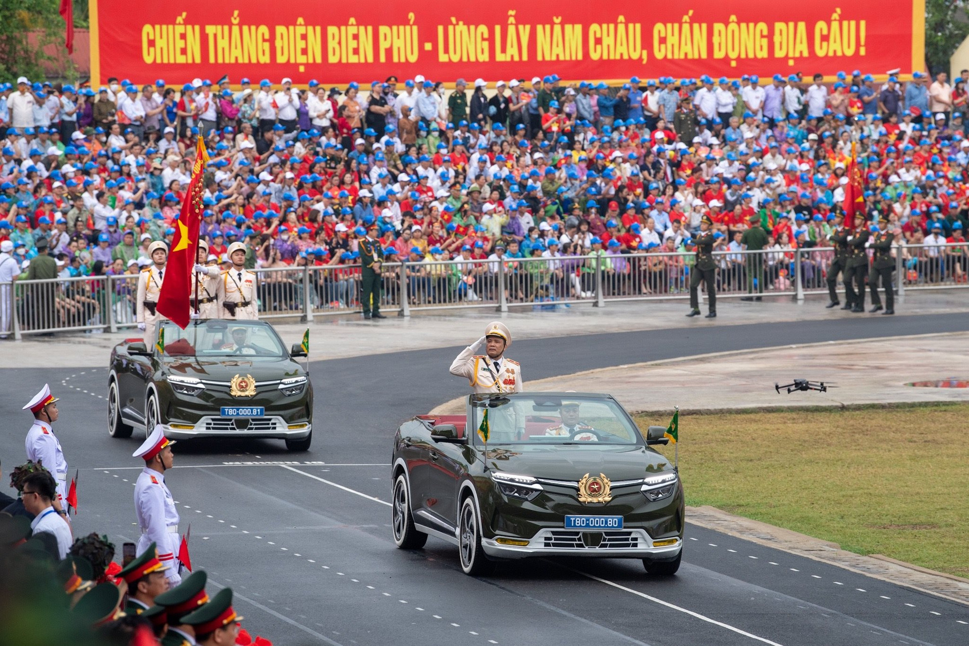 Những chiếc VinFast VF 8 mui trần đặc biệt dẫn đoàn tại Lễ diễu binh Chào mừng 70 năm chiến thắng lịch sử Điện Biên Phủ- Ảnh 5.