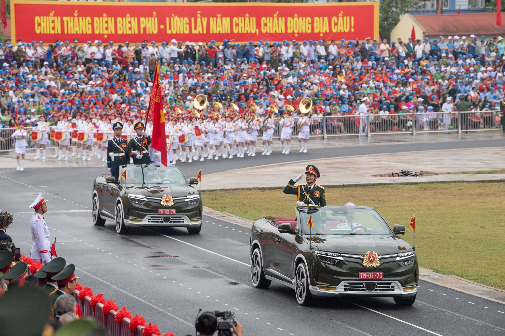 Những chiếc VinFast VF 8 mui trần đặc biệt dẫn đoàn tại Lễ diễu binh Chào mừng 70 năm chiến thắng lịch sử Điện Biên Phủ- Ảnh 2.