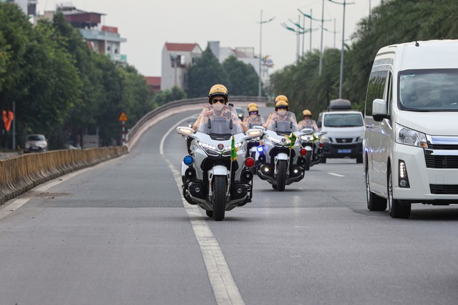 Hình ảnh cận cảnh đoàn 'siêu xe' đặc chủng phục vụ Tổng thống Nga Putin di chuyển trên đường phố Hà Nội- Ảnh 12.