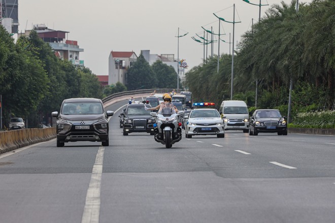 Hình ảnh cận cảnh đoàn 'siêu xe' đặc chủng phục vụ Tổng thống Nga Putin di chuyển trên đường phố Hà Nội- Ảnh 13.