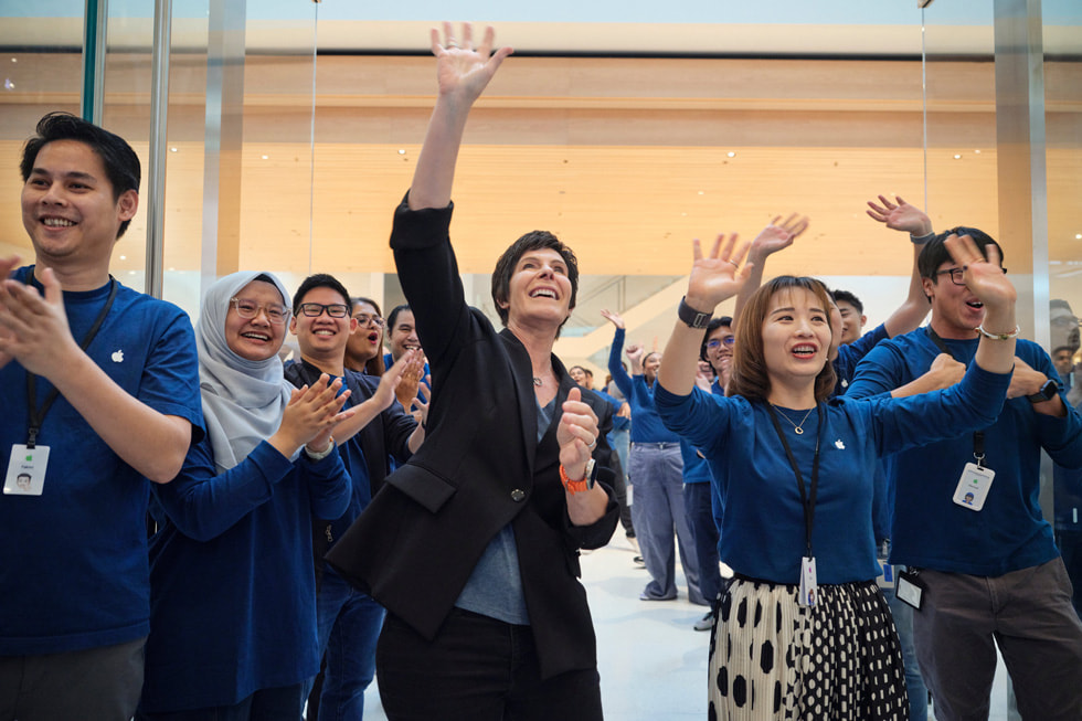 Khai trương Apple Store tại Malaysia: Cửa hàng siêu rộng, người người xếp hàng chờ từ tối hôm trước, khách Việt hào hứng vì sự kiện quá 