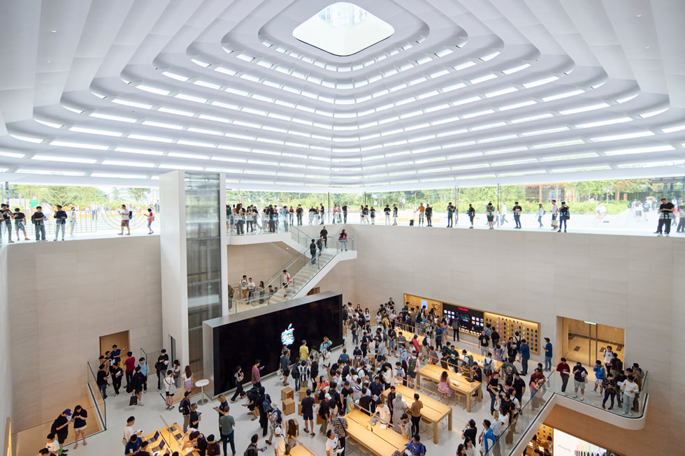 Khai trương Apple Store tại Malaysia: Cửa hàng siêu rộng, người người xếp hàng chờ từ tối hôm trước, khách Việt hào hứng vì sự kiện quá 