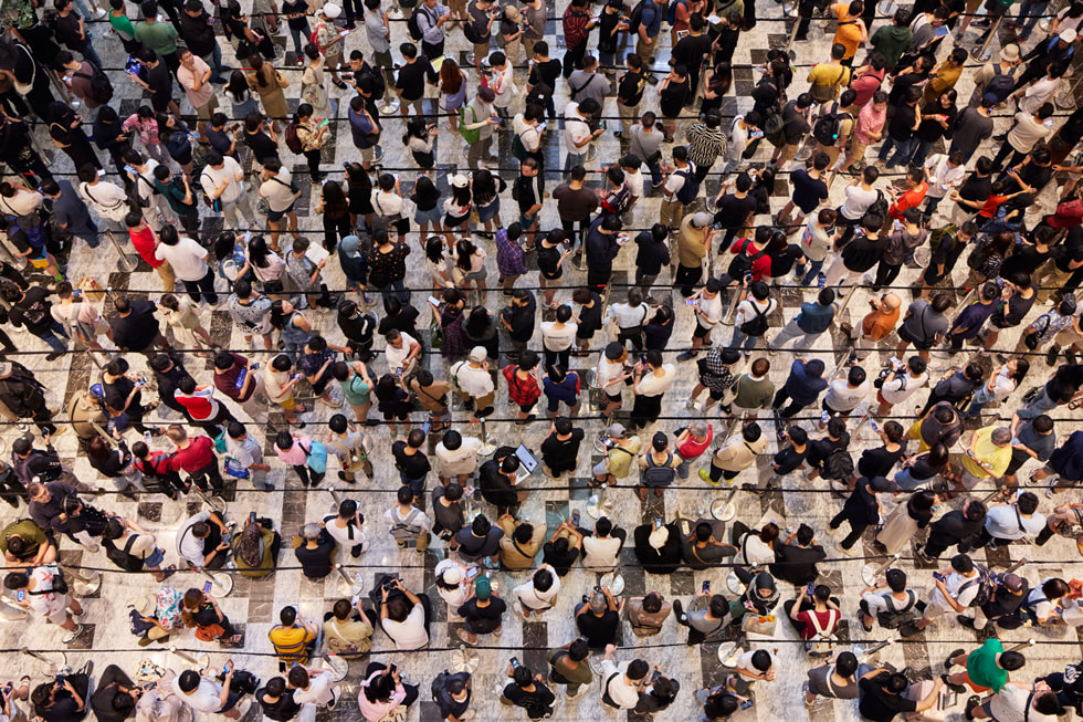 Khai trương Apple Store tại Malaysia: Cửa hàng siêu rộng, người người xếp hàng chờ từ tối hôm trước, khách Việt hào hứng vì sự kiện quá 