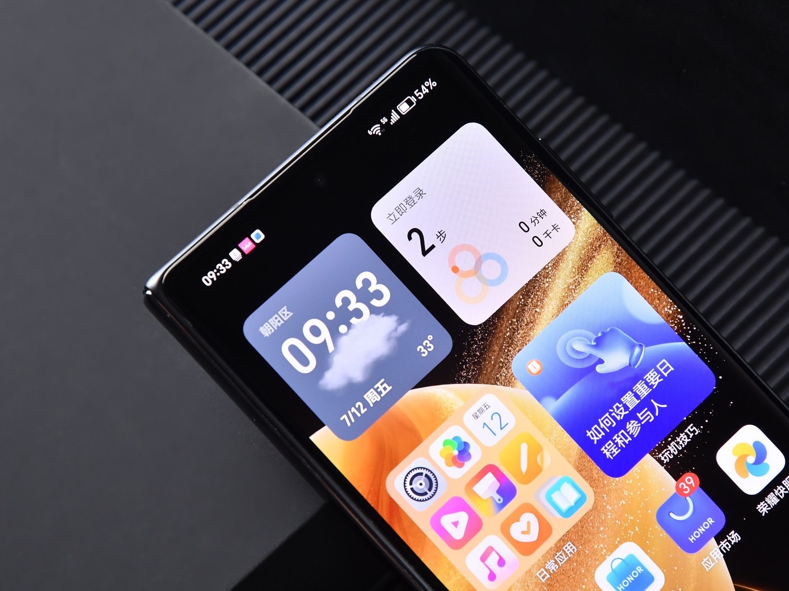 Cận cảnh chiếc smartphone gập mỏng nhẹ nhất thế giới, tới Galaxy Z Fold6 cũng phải 