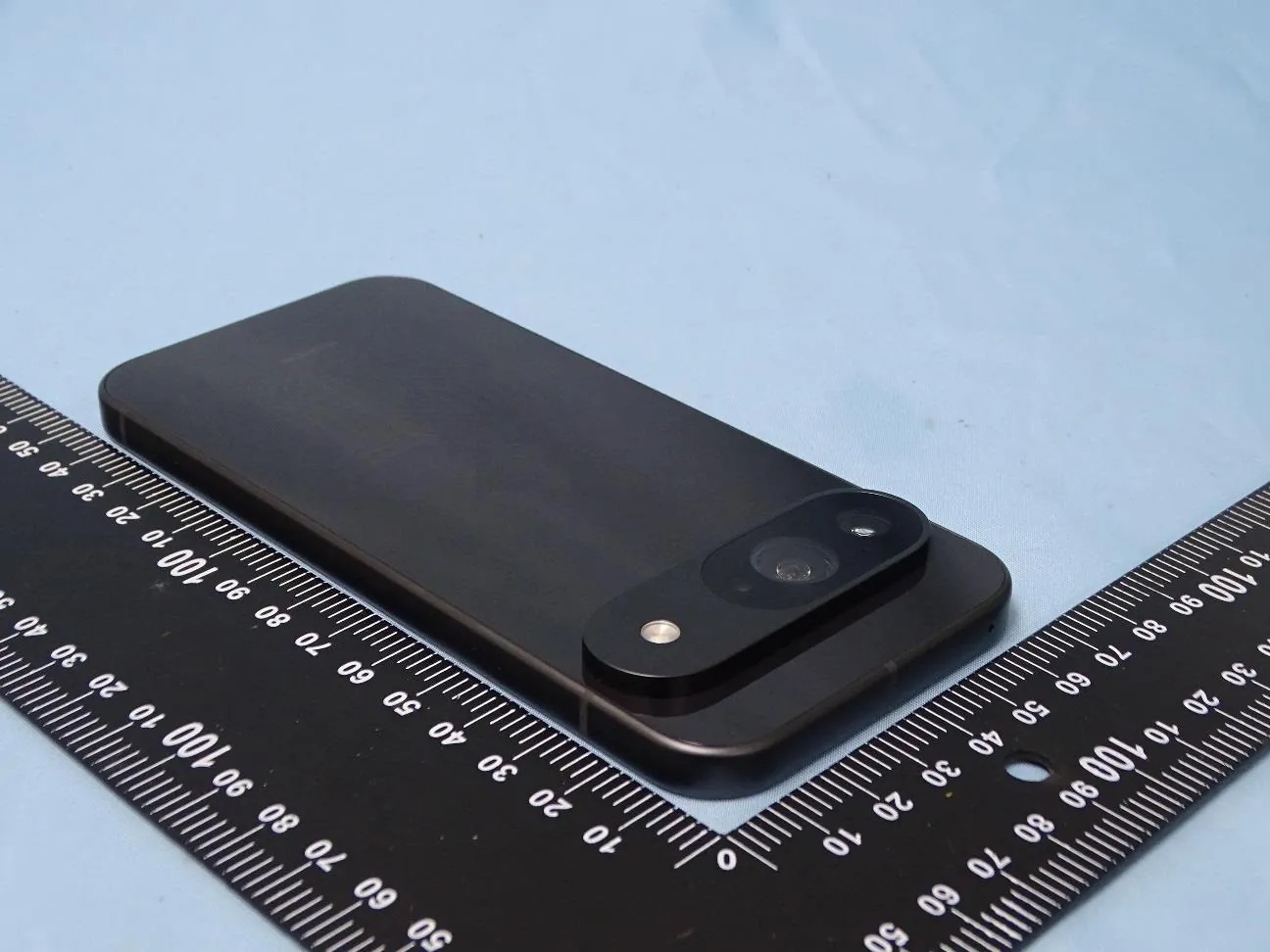 Đây là Pixel 9 Pro Fold: Smartphone màn hình gập sắp ra mắt của Google với camera 