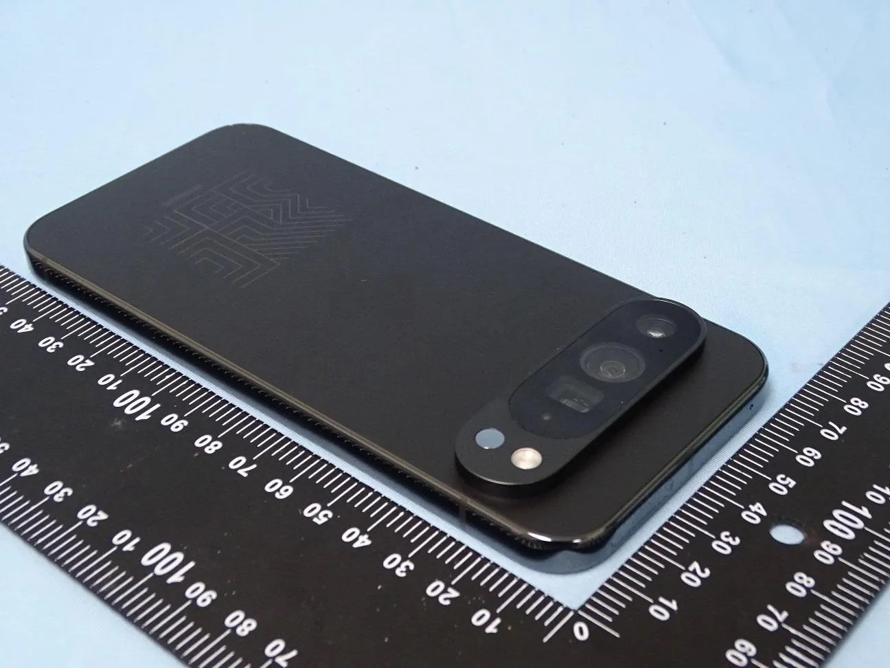 Đây là Pixel 9 Pro Fold: Smartphone màn hình gập sắp ra mắt của Google với camera 