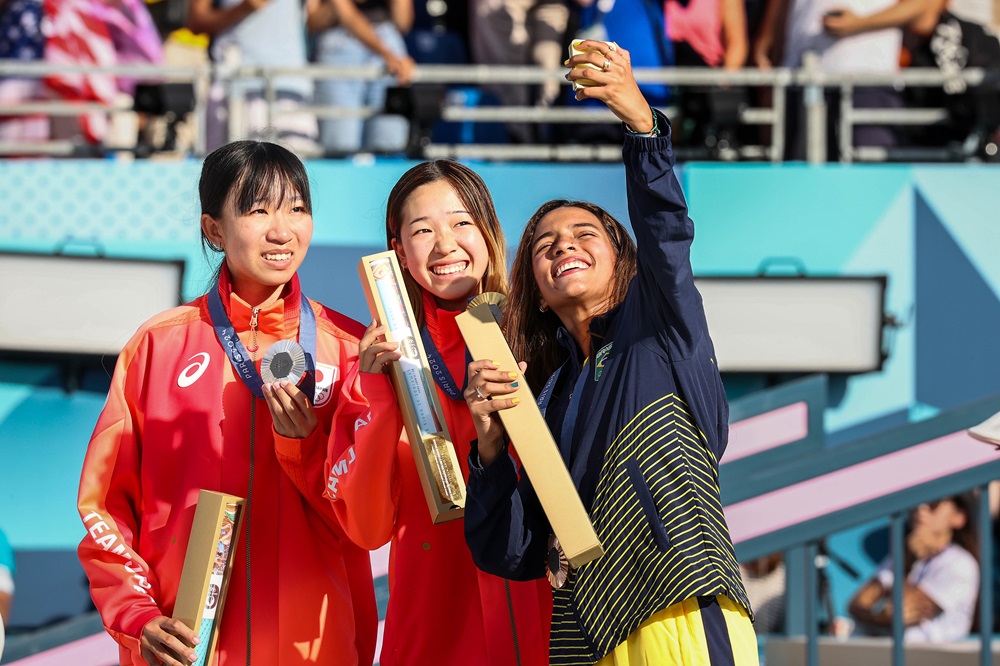 VĐV dùng Galaxy Z Flip6 để selfie khoảnh khắc nhận huy chương tại Olympic Paris 2024 - Ảnh 1.